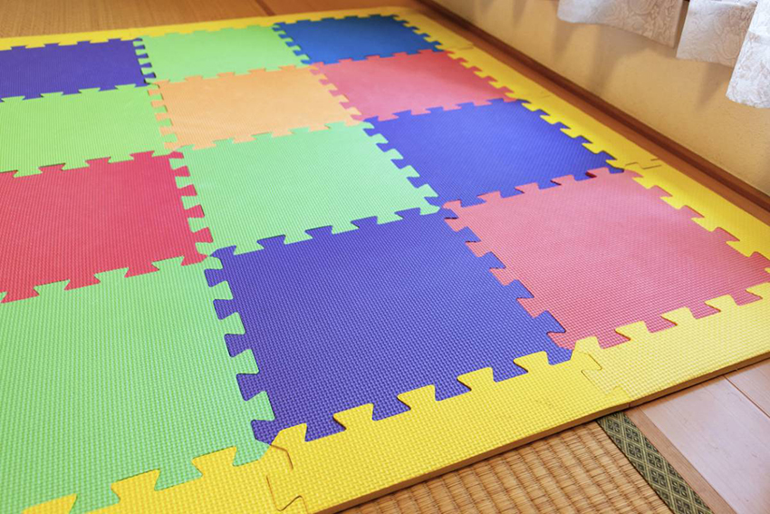Illustration Tapis de motricité Montessori : un espace d'éveil adapté au développement moteur