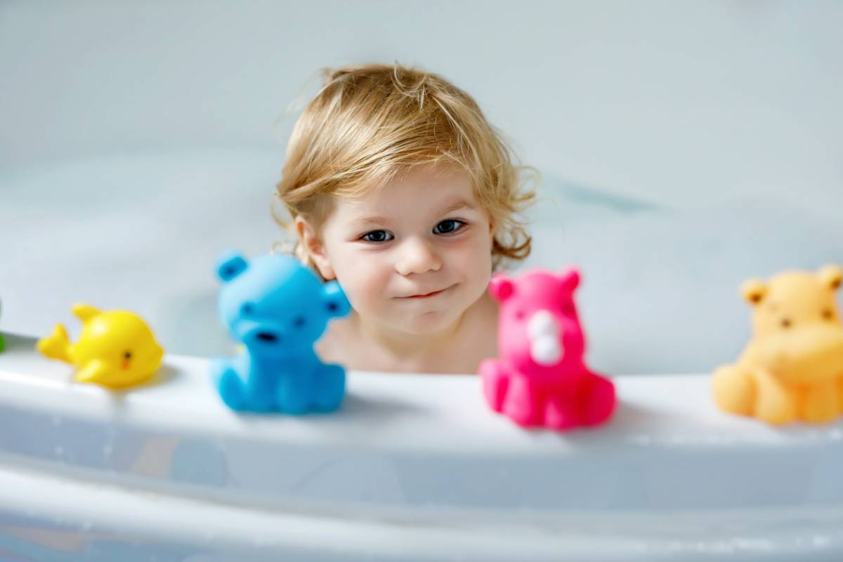 Illustration Du bain subi au bain adoré grâce au bon jouet pour bébé